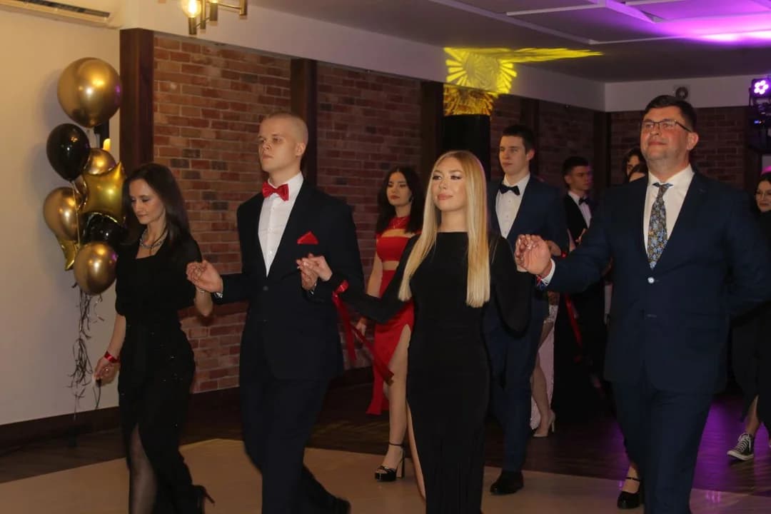 Studniówka w Zespole Szkół Społecznych w Jarocinie. Razem z połowinkami [ZDJĘCIA]