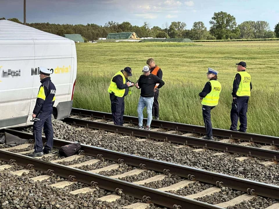 Po wypadku w Witaszycach, pytamy PKP PLK o bezpieczeństwo na przejeździe. Rzecznik: Kierowca nie uniknie konsekwencji [ZDJĘCIA] — zdjęcie 3 z 20