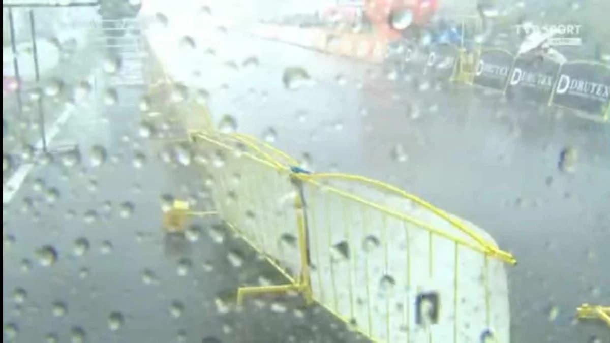 Kolarze do finiszu mają czternaście kilometrów, ale kilka minut temu na mecie na Torze Poznań doszło do totalnego armagedonu. Burza połączona z opadami deszczu i gradu oraz bardzo porwistym wiatrem dała się we znaki. Po całej pętli fruwały balony i istniała obawa, że finisz w ogóle nie dojdzie do skutku. Na szczęście, teraz już wyszło słońce i najprawdopodobniej wszystko odbędzie się zgodnie z planem.