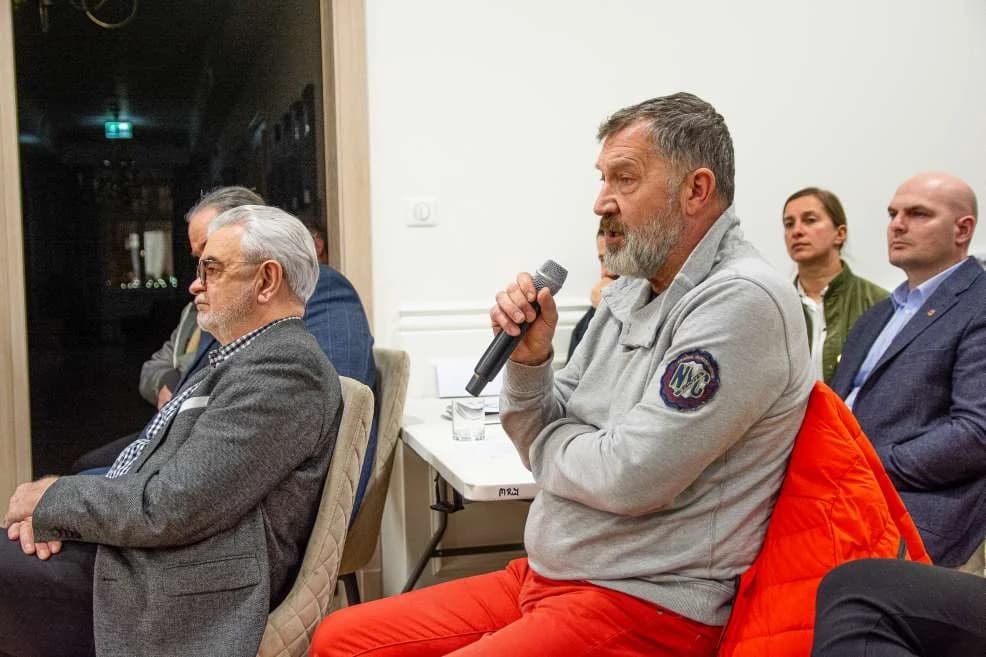 O ruchu aut na rynku w Jarocinie dyskutowano na spotkaniu w ratuszu. Jakie będą skutki tej dyskusji? [ZDJĘCIA, SONDA]