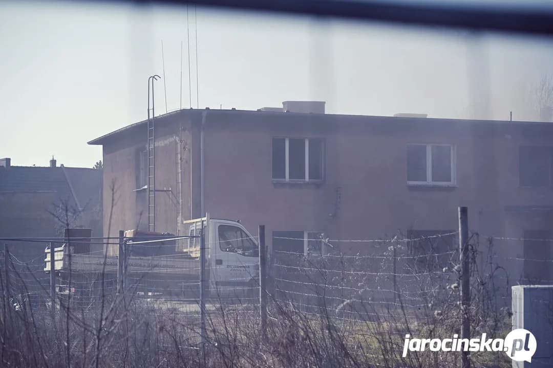 Rozpoczęło się zapowiadane burzenie budynku wielorodzinnego, który stał w sąsiedztwie wieży ciśnień w Jarocinie. Na działce planowany jest obiekt z mieszkaniami wspomaganymi. Gmina szuka właśnie projektanta.