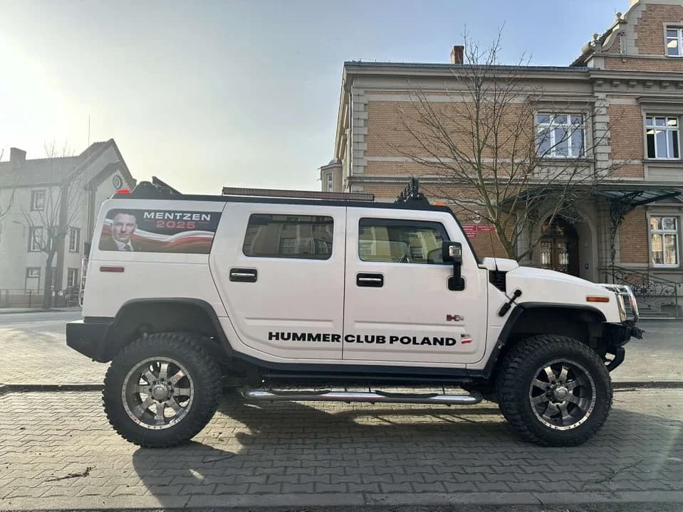Zajął hummerem dwa miejsca parkingowe pod Urzędem Miejskim w Jarocinie