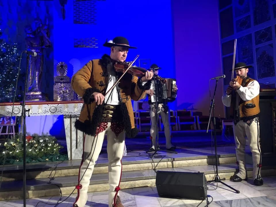 Jarociniacy kolędowali razem z góralami. Koncert na 90-lecie franciszkanów — zdjęcie 2 z 135