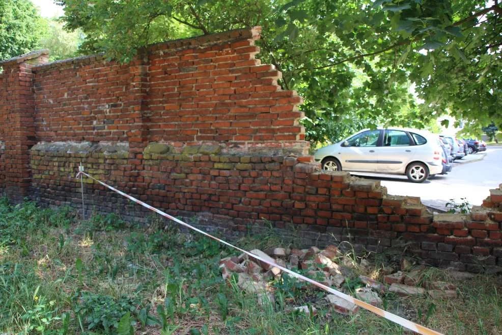 Uszkodzone  ogrodzenie parku Radolińskich w Jarocinie — zdjęcie 5 z 8