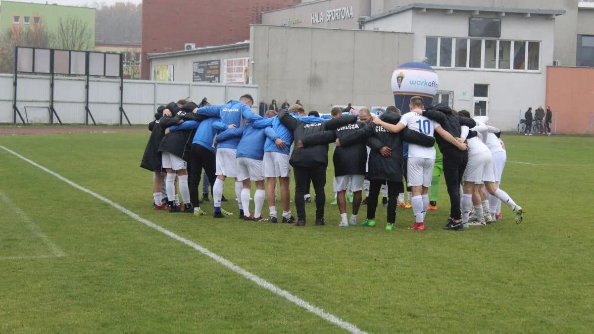 Zacięte derby powiatu jarocińskiego przy niemal pełnych trybunach [ZDJĘCIA] — zdjęcie 6 z 55
