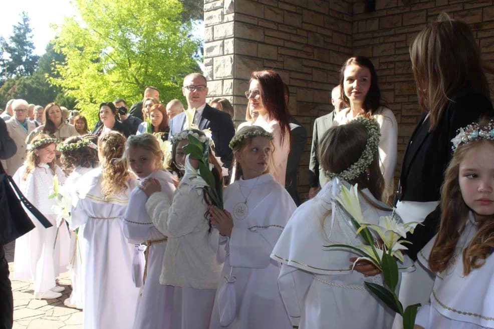 Pierwsza Komunia Święta w parafii św. Antoniego Padewskiego w Jarocinie — zdjęcie 2 z 445