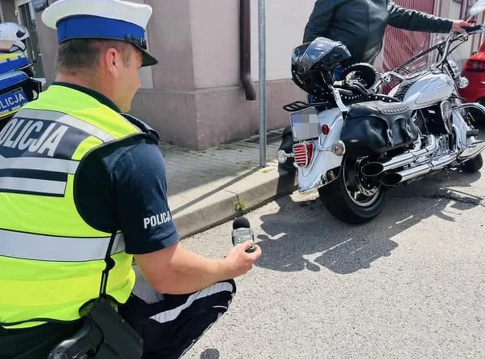 Policjanci z Gostynia, Środy Wielkopolskiej, Kalisza i Ostrowa Wielkopolskiego na co dzień mają do dyspozycji sprzęt kontrolno – pomiarowy (sonometr) umożliwiający dokonywanie pomiaru poziomu głośności dźwięku na podstawie pomiaru poziomu ciśnienia akustycznego. Czy i kiedy taki sprzęt trafi do jarocińskich funkcjonariuszy? Nie wiadomo