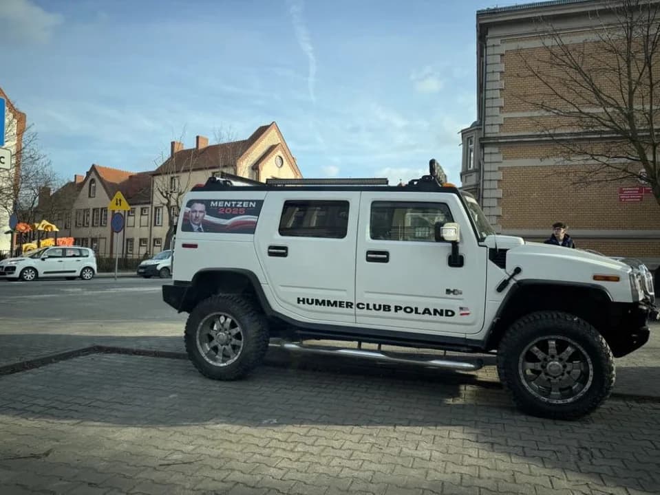 Zajął hummerem dwa miejsca parkingowe pod Urzędem Miejskim w Jarocinie. Ludzie oburzeni. Interweniowała policja