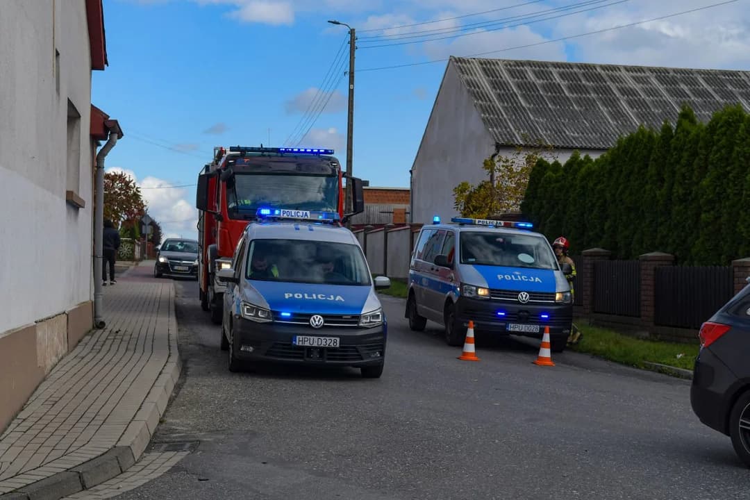 Zderzenie dwóch aut w Noskowie. Jedno zatrzymało się na terenie posesji — zdjęcie 4 z 10