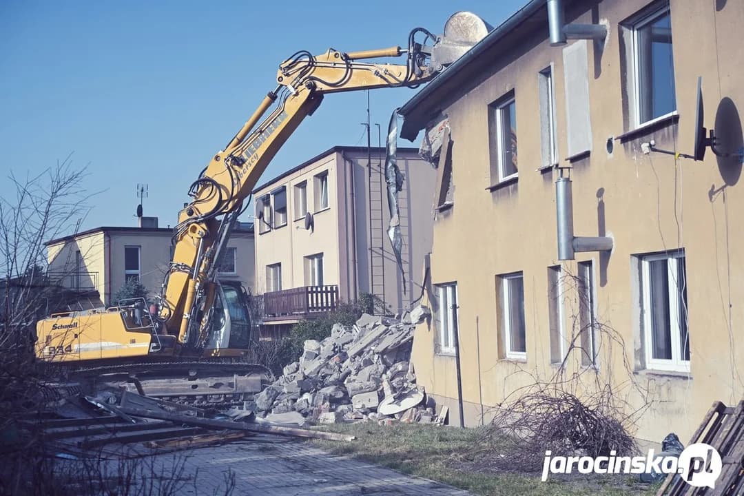 Jarocin. Wyburzają budynek wielorodzinny na ul. Św. Ducha. W tym miejscu powstaną mieszkania wspomagane dla seniorów — zdjęcie 1 z 33