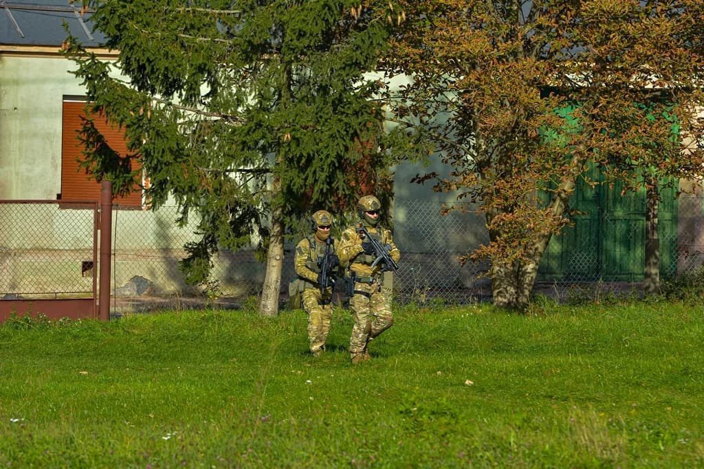 Katastrofa samolotu, uzbrojeni przestępcy i działania antyterrorystów - duże ćwiczenia policji i służb ratowniczych [ZDJĘCIA I FILM]