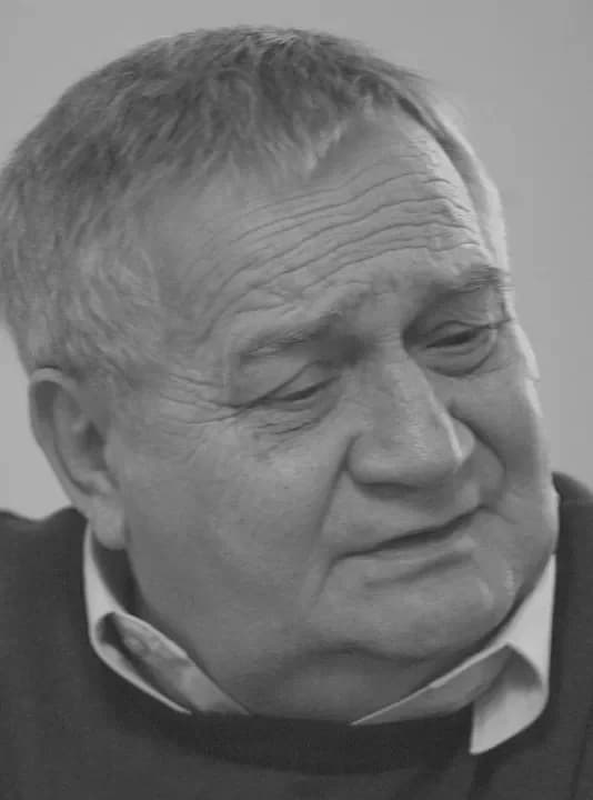 Pierwszy burmistrz Jarocina w czasie III Rzeczypospolitej, wybrany przez Radę Miasta i Gminy Jarocin, wyłonioną w pierwszych wolnych wyborach samorządowych po 1945 roku. Pełnił swój urząd w latach 1990-1994. Urodził się 9 września 1945 roku. Jego rodzina związana była z Jarocinem od wielu pokoleń. W 1963 roku ukończył Liceum Ogólnokształcące im. T. Kościuszki w Jarocinie. Z wykształcenia był prawnikiem. W 1977 roku ukończył Wydział Prawa i Administracji Uniwersytetu Adama Mickiewicza w Poznaniu. Uprawnienia radcy prawnego uzyskał w 1980 roku. Karierę zawodową rozpoczął od stażu w PGR Rusko (1969-1971). Potem wyjechał na 2 lata na Węgry pracować fizycznie. Po powrocie został referentem w Kaliskim Przedsiębiorstwie Budowlanym (1972-1977). Dopiero w tamtym czasie ukończył studia. W kombinacie PGR Raszewy, gdzie pracował w latach 1977-1982 był specjalistą do spraw pracowniczych. Tam też został przewodniczącym komisji zakładowej NSZZ „Solidarność" (1980-1982). Kiedy przyszedł stan wojenny, został zwolniony. Ukończył aplikację radcowską i zaczął wykonywać zawód doradcy prawnego. W 1989 roku został przewodniczącym Komitetu Obywatelskiego w Jarocinie. Urząd burmistrza Jarocina objął 13 czerwca 1990 roku. Był kandydatem Komitetu Obywatelskiego „Solidarność". Marek Przymusiński sprawował ten urząd przez 4 lata. Potem przez krótki czas był prezesem zarządu Przedsiębiorstwa Energetyki Cieplnej we Wrześni. Jeszcze w 1994 roku wrócił do zawodu prawnika. Najpierw miał kancelarię finansowo-prawną, a cztery lata później otworzył kancelarię adwokacką. Ważna dla niego była również jego rodzina. Razem z żoną Ewą mieli dwóch synów, z których jeden - Bartłomiej - poszedł w ślady ojca, ukończył studia prawnicze i został sędzią. Po zakończeniu kadencji burmistrza, Marek Przymusiński nadal działał na rzecz samorządu lokalnego - między innymi jako radny powiatowy i gminny. - Marka Przymusińskiego poznałem wiele lat temu. Jednak nasze drogi zaczęły się bardzo często przecinać od roku 1990, kiedy został pierwszym burmistrzem Jarocina. On wraz z innymi samorządowcami budował lokalną niepodległą Polskę, ja z całym zespołem "Gazety Jarocińskiej" niezależne media - tak ważne dla demokracji. Niejednokrotnie między władzą a mediami dochodziło do "iskrzenia" i nie zawsze się zgadzaliśmy. Jednak i Markowi, i mnie chodziło o sprawę fundamentalną - o dobro i powodzenie Jarocina. Marek, jako burmistrz Jarocina, miał chyba najtrudniejsze zadanie. Odkrywał swoistą „terra incognita”, jaką wtedy była samorządność lokalna. I robił to z poświęceniem i pasją. Później, gdy już przestał być burmistrzem, też poświęcał wiele swojej energii na sprawy samorządu lokalnego - już jako radny. W tamtym czasie i później mieliśmy naprawdę świetne relacje - mówiłem wtedy o burmistrzu Przymusińskim. „Tata kochał życie, był społecznikiem, działał w podziemnej Solidarności, był radcą prawnym, a potem adwokatem Okręgowej Rady Adwokackiej, pierwszym wybranym w wolnych wyborach (wtedy przez nowo wybraną radę miejską) burmistrzem gminy Jarocin, później radnym kilku kadencji. Zawsze kierował się wiernością własnym zasadom. Urodził się i całe życie mieszkał w Jarocinie. W zeszłym roku obchodzili z mamą 50-lecie małżeństwa. Kochał swoją wnuczkę i wnuków” - napisał w mediach społecznościowych syn zmarłego, znany działacz Iustitii, sędzia Bartłomiej Przymusiński. W związku ze śmiercią pierwszego burmistrza władze miasta wprowadziły żałobę na terenie gminy. Uroczystości żałobne odbyły się w sobotę, 11 stycznia. Zapoczątkowała je msza święta pogrzebowa w kościele świętego Marcina w Jarocinie. Marek Przymusiński został pochowany na cmentarzu parafialnym. Zmarł w piątek 3 stycznia 2025 r. po ciężkiej chorobie. W tym roku obchodziłby 80. urodziny.