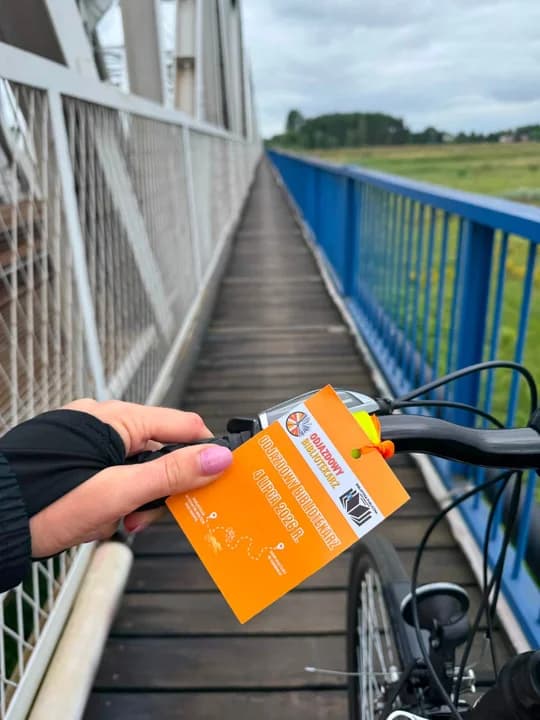 Jednym z najbardziej ekscytujących momentów wyprawy była przeprawa na drugi brzeg Warty przez most kolejowy - to tam na cyklistów czekały najbardziej widowiskowe kadry i spora dawka emocji.