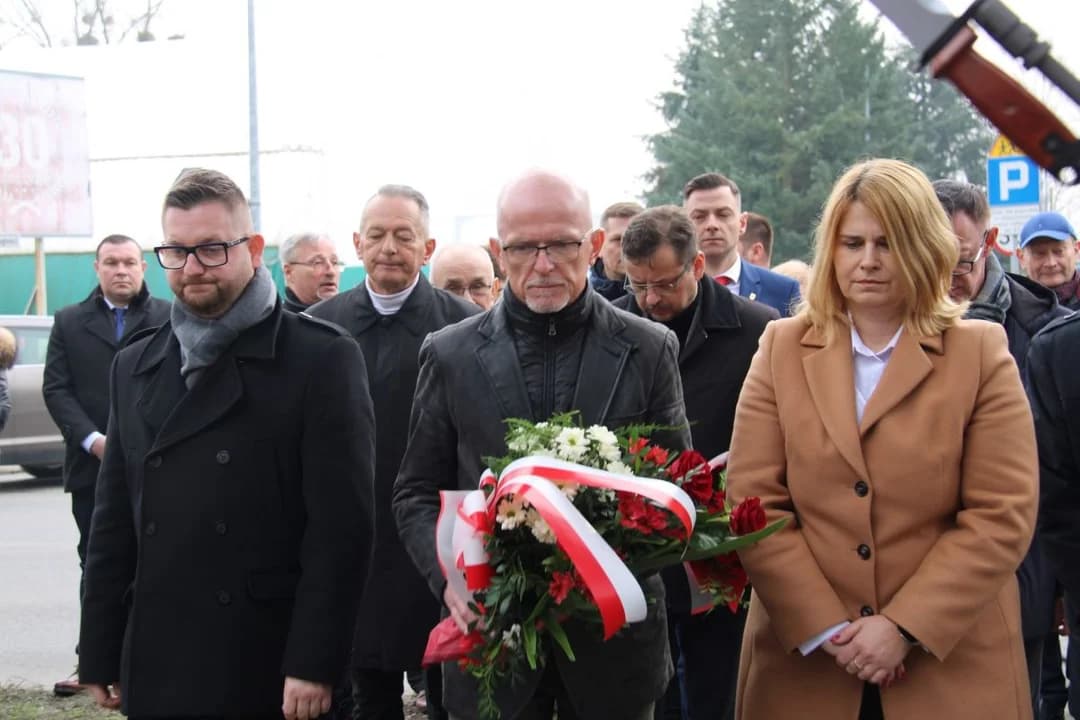 Uczcili Żołnierzy Wyklętych na mszy św. i przy pomniku w Jarocinie — zdjęcie 2 z 27