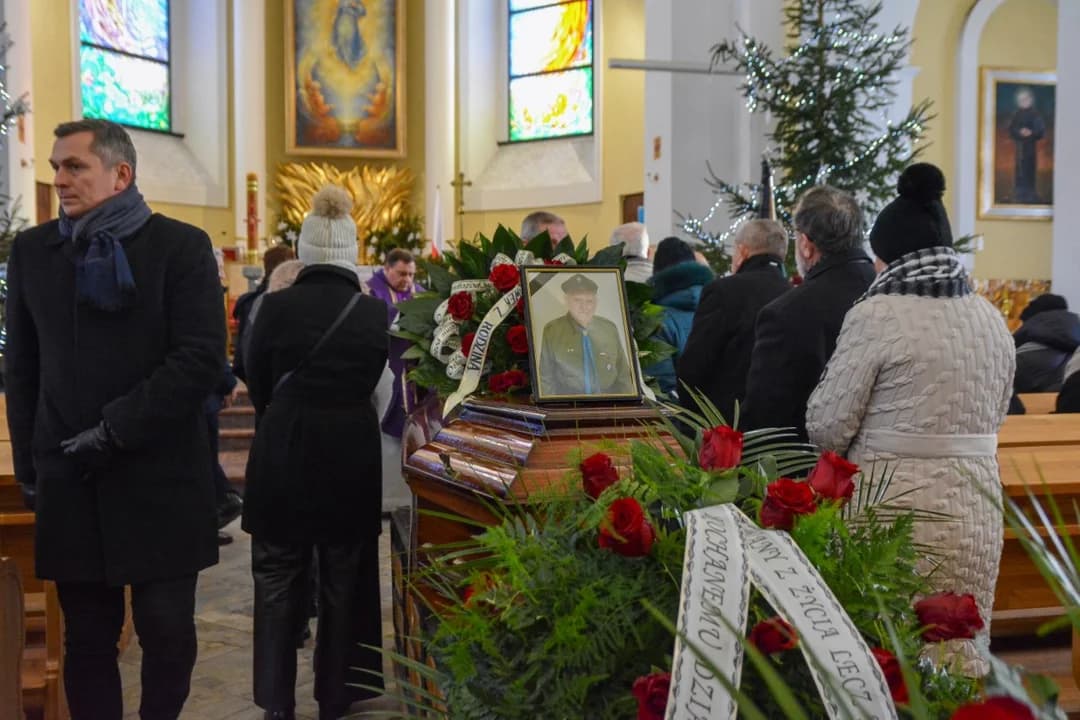 Pożegnali harcerza, społecznika i samorządowca - w Witaszycach odbył się pogrzeb Mariana Sikorskiego [ZDJĘCIA]