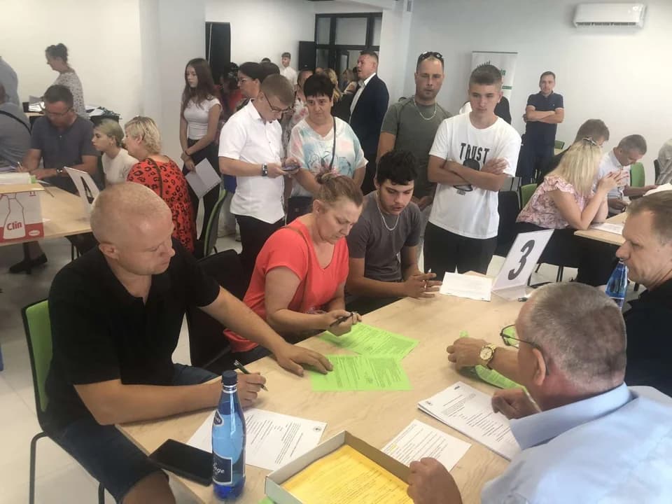 Uczniowie podpisywali umowy z pracodawcami. Pierwszy raz w Jarocińskim Centrum Edukacji i Kariery [ZDJĘCIA]