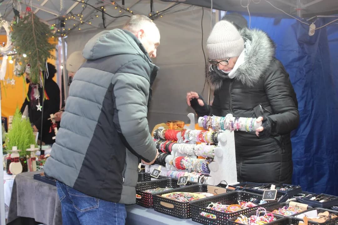 Pogoda nie sprzyjała jarmarkowi w Jarocinie. Padało i wiało, więc św. Mikołaj przyjechał na hulajnodze [ZDJĘCIA] — zdjęcie 4 z 150