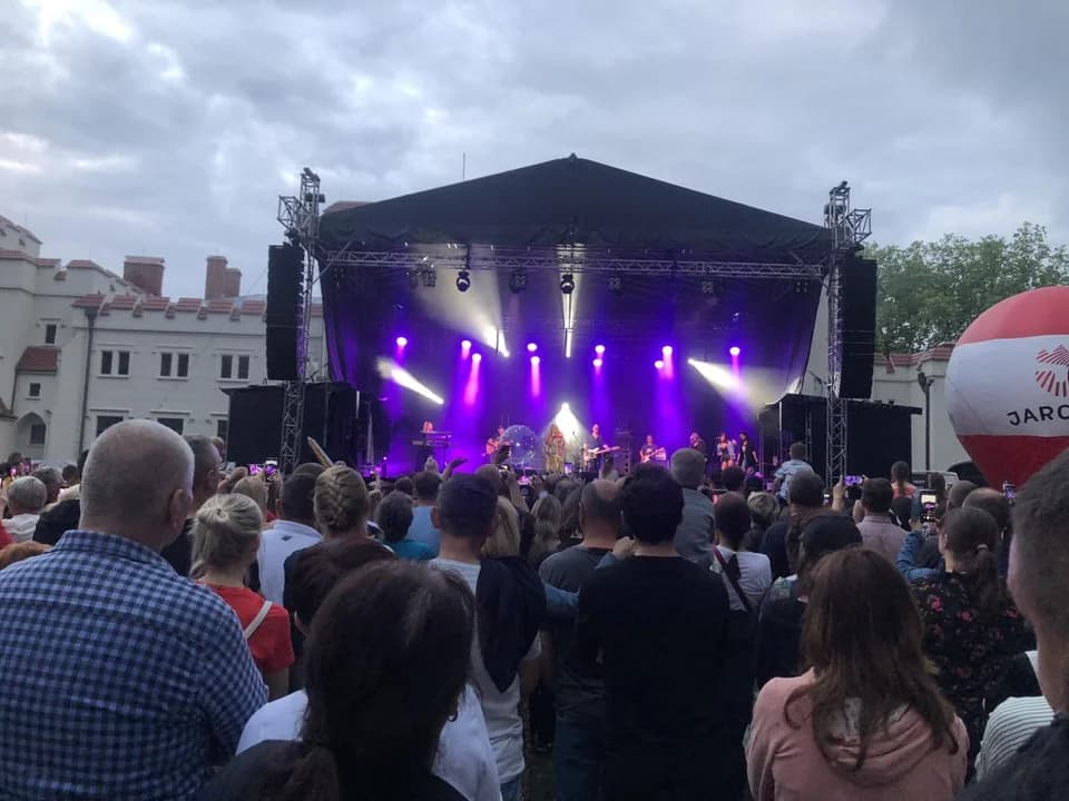 Koncert Beaty Kozidrak z zespołem Bajm oraz przedstawienie "Wianki" w parku Radolińskich w Jarocinie — zdjęcie 1 z 107