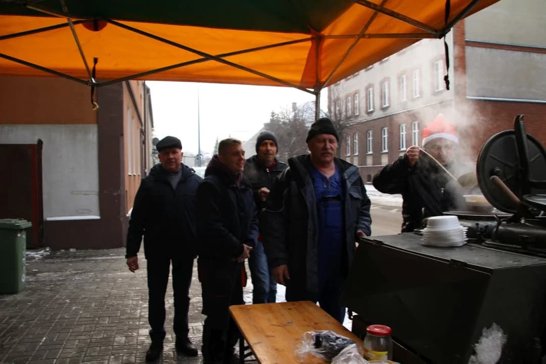 Wielkopolska Izba Rolnicza w Jarocinie ugotowała mikołajkową grochówkę — zdjęcie 5 z 25