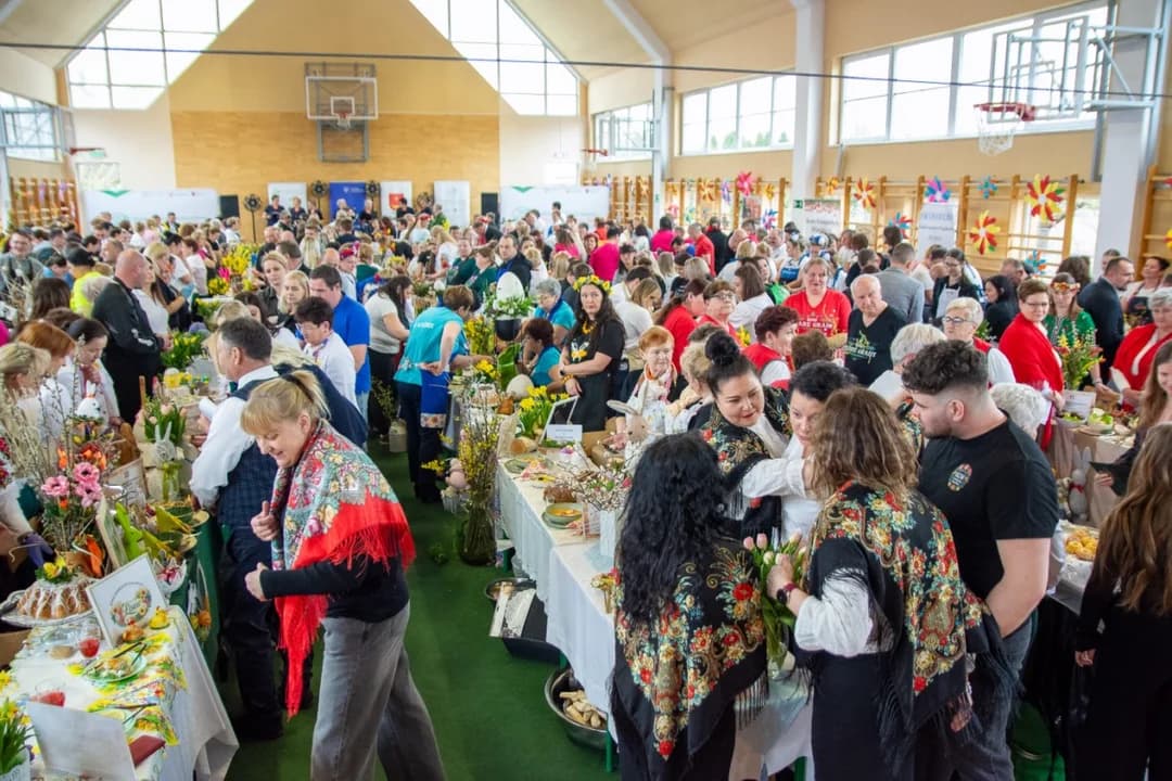 Wielkie tarcie chrzanu w Chrzanie. Przy tarkach stanęło blisko 100 KGW z całej Wielkopolski  [ZDJĘCIA, AKTUALIZACJA]