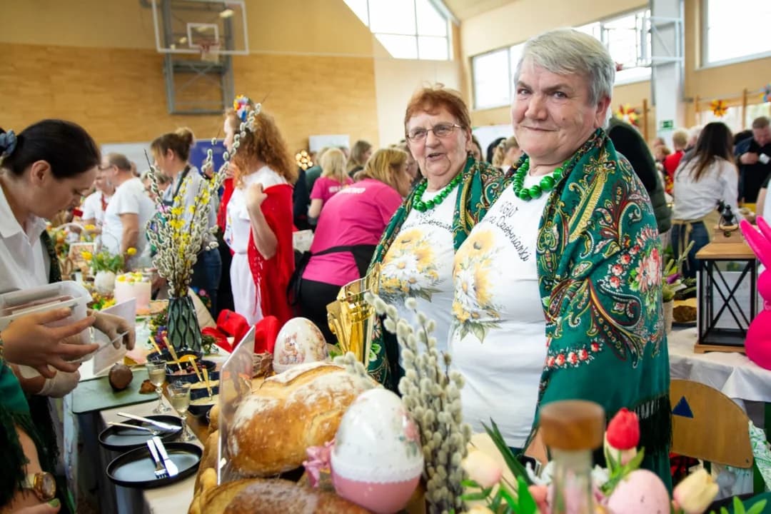 Wielkie tarcie chrzanu w Chrzanie. Przy tarkach stanęło blisko 100 KGW z całej Wielkopolski  [ZDJĘCIA, AKTUALIZACJA]