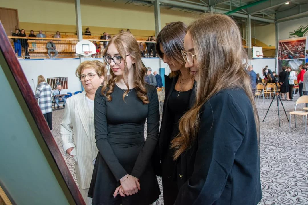 Spotkali się 50 lat po maturze. Wyjątkowa uroczystość w Liceum Ogólnokształcącym w Jarocinie [ZDJĘCIA] — zdjęcie 2 z 60
