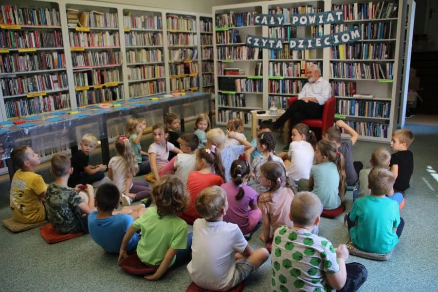 Prezes z Gazety czytał dzieciom w bibliotece w Jarocinie. Akcja "Cały powiat czyta dzieciom"