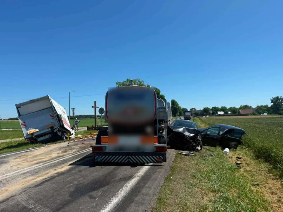 Pojadami podróżowały cztery osoby. Nikt nie odniósł obrażeń