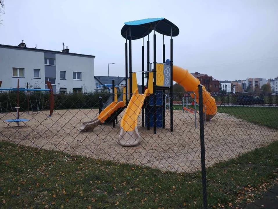 Nowy plac zabaw przy ul. Marii Curie-Skłodowskiej w Jarocinie do rozbiórki? — zdjęcie 5 z 6