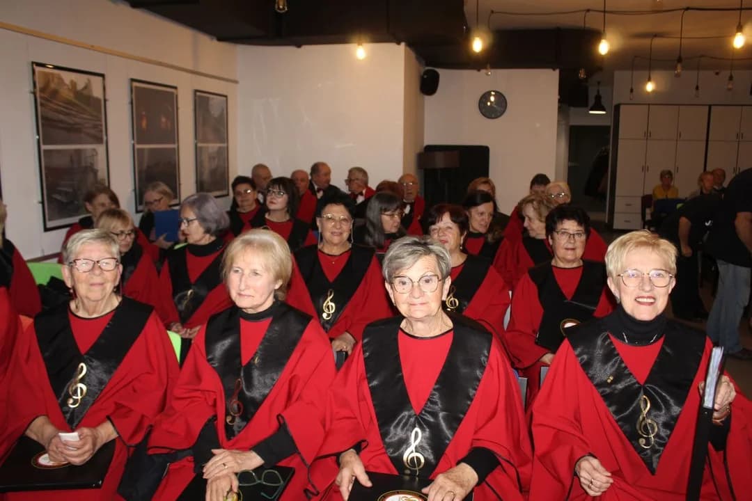 Patriotycznie w Kamienicy Kultury. "Barwicki" z "Jarocino" zaśpiewali po raz trzeci na Święto Niepodległości [ZDJĘCIA] — zdjęcie 4 z 80