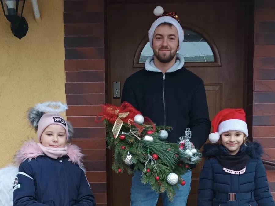 Dzieci z sołtysem Twardowa rozwieźli pierniki chorym i potrzebującym
