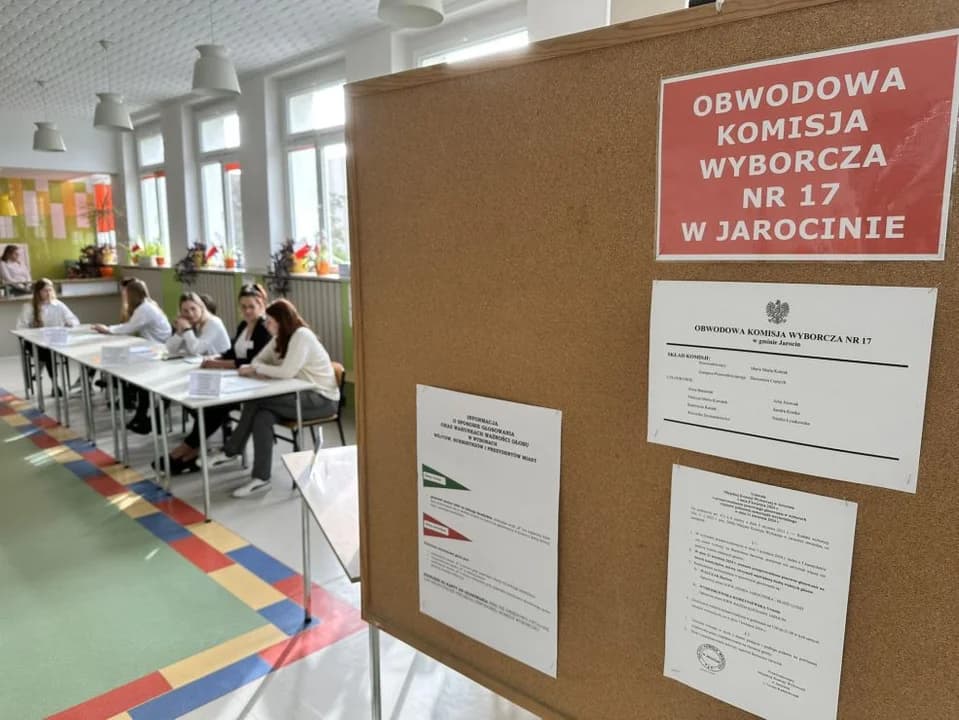 Wybory samorządowe 2024 II tura. Trwa głosowanie w gminach Jarocin i Kotlin — zdjęcie 5 z 69