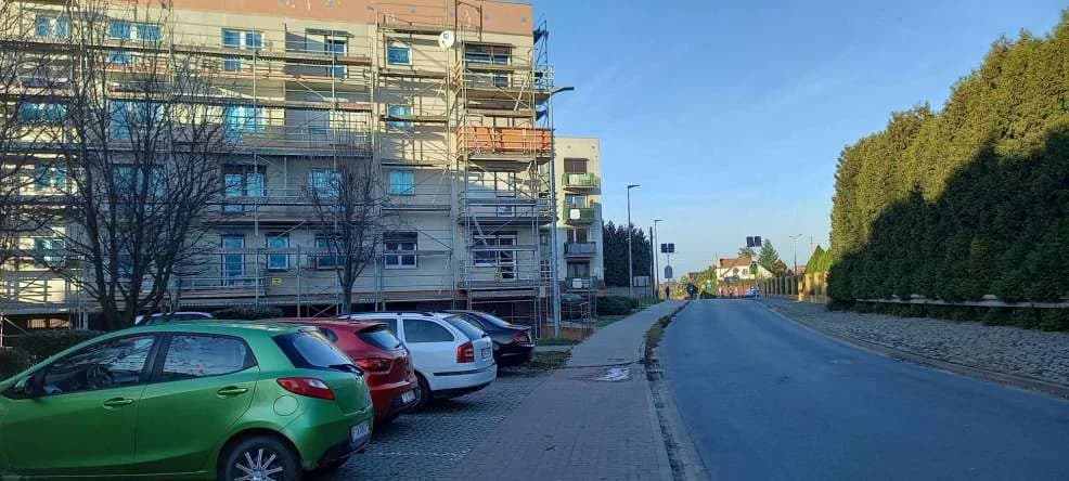 Jarocińska spółdzielnia mieszkaniowa remontuje blok w Jarocinie. Mieszkańcy żądają wstrzymania prac [AKTUALIZACJA] — zdjęcie 6 z 7