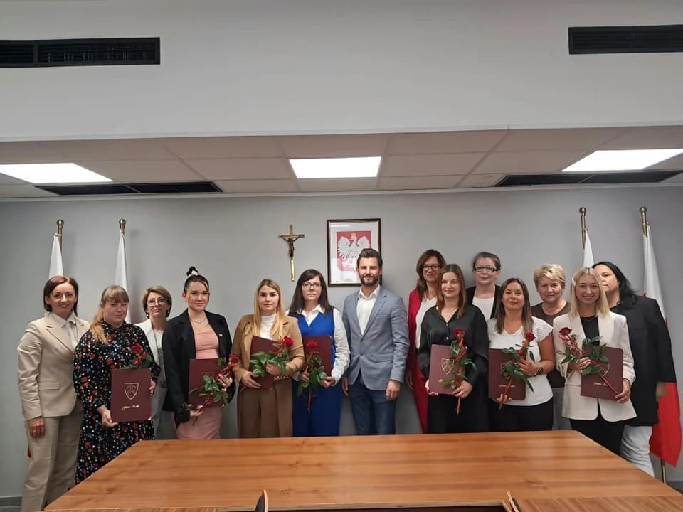 Siedem nauczycielek wykonało ważny krok w swojej karierze zawodowej. Podczas uroczystego spotkania z wójtem pedagożki oficjalnie dołączyły do grona nauczycieli mianowanych.