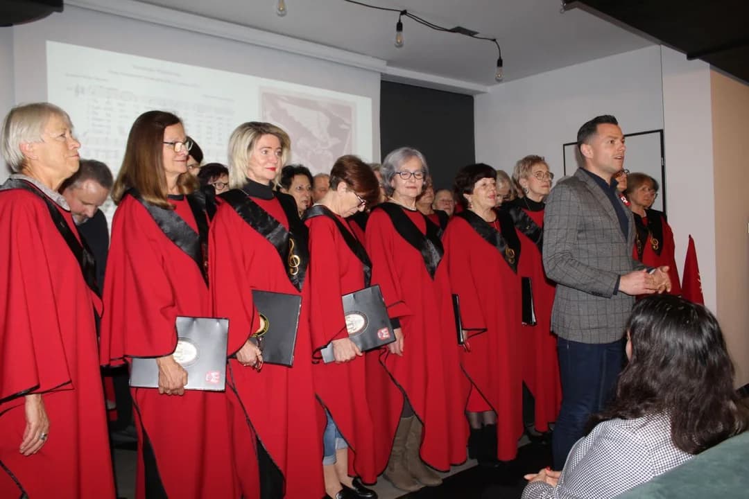 Chór "Barwicki" i Klub "Jarocino" zaprosili jarociniaków do wspólnego śpiewu — zdjęcie 6 z 50