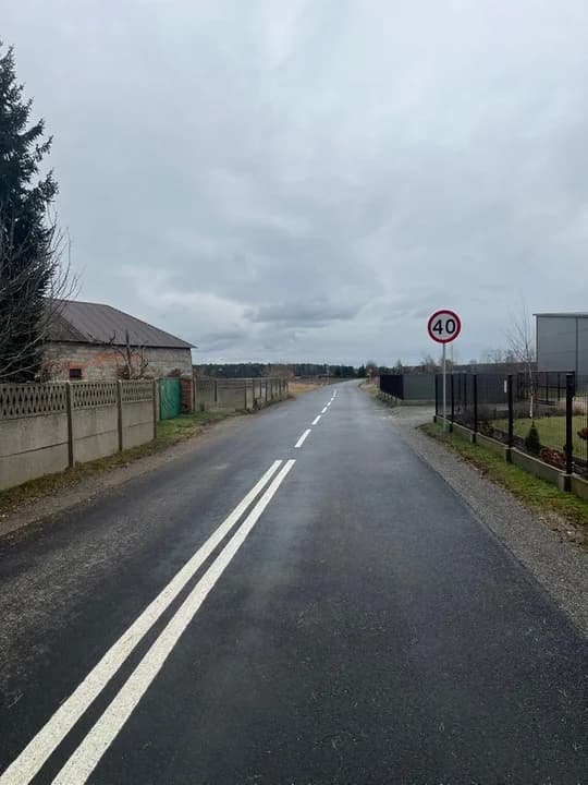 Przebudowa drogi w Dobieszczyźnie (Sucha) polegała na położeniu nawierzchni asfaltowej o łącznej długości 1.542 m.
