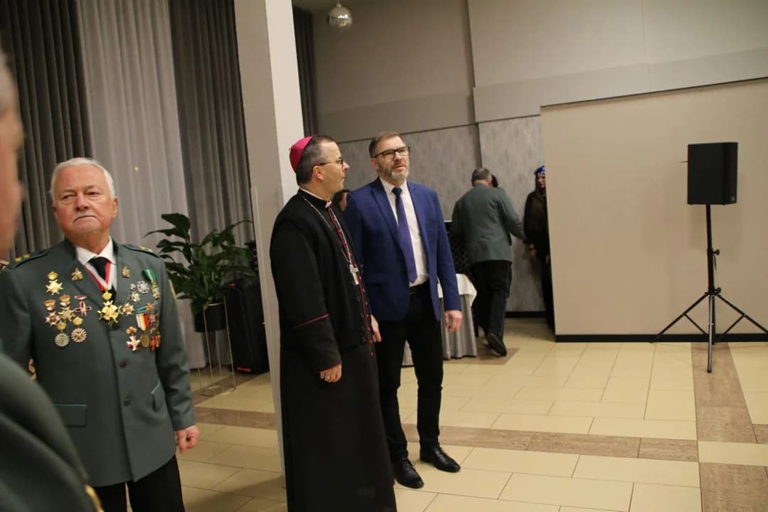 Kurkowe Bractwa Strzeleckie diecezji kaliskiej w Żerkowie na spotkaniu opłatkowym z biskupem [ZDJĘCIA] — zdjęcie 6 z 119