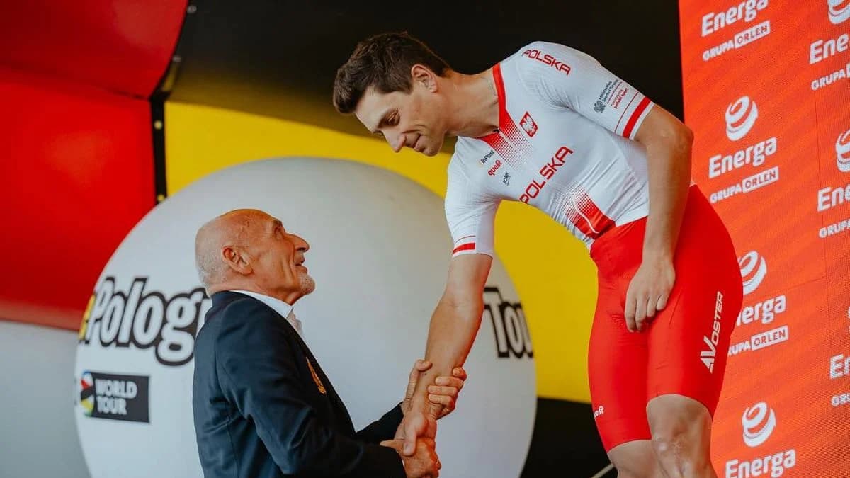Drugi etap zakończył się zwycięstwem Mateja Mohorica (Team Bahrain Victorious). Słoweniec na kresce wyprzedził Joao Almeidę (UAE Team Emirates) oraz Michała Kwiatkowskiego (Ineos Grenadiers). Taka sama kolejność obowiązuje także w klasyfikacji generalnej. Trzecia pozycja Kwiatkowskiego oznacza, że odebrał on Maciejowi Paterskiemu miano najlepszego polskiego kolarza w wyścigu. "Patera" przyjechał dziś na metę 89. ze stratą dwunastu minut i dwunastu sekund. W klasyfikacji generalnej Jarocinianin jest cztery pozycję wyżej i traci 12:22 do Mohorica.