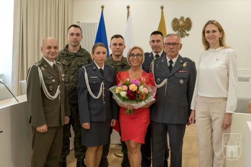 Złoty medal „Za zasługi dla obronności kraju” dla Marty Mazurkiewicz z Jarocina — zdjęcie 2 z 7