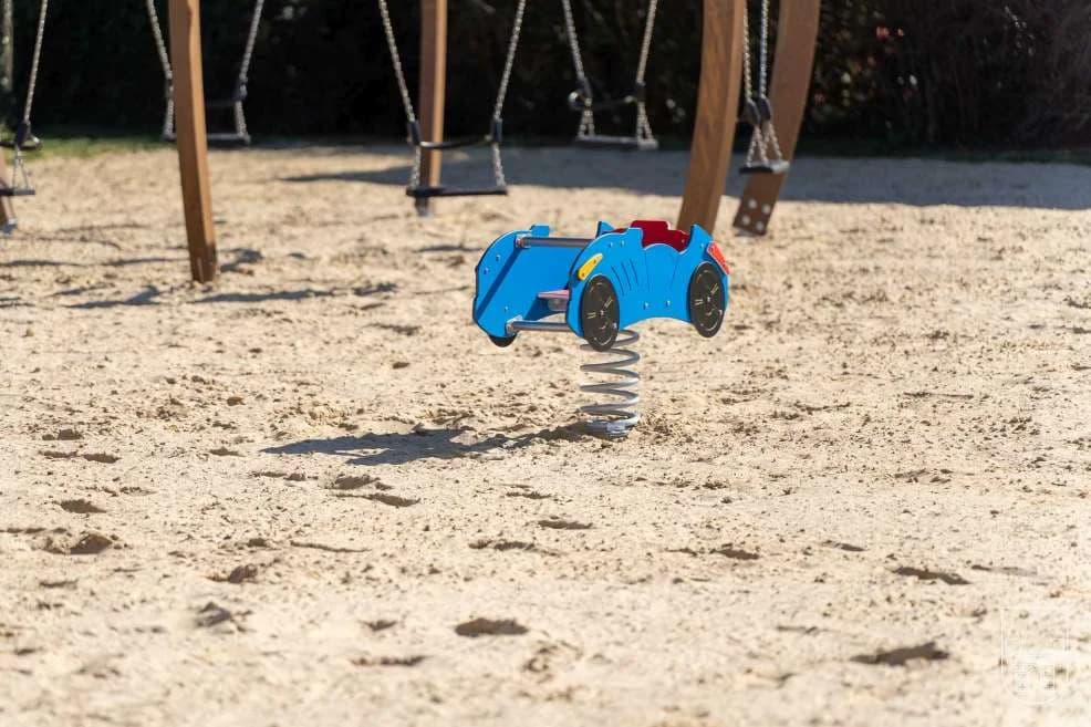 Plac zabaw przy Zespole Szkół nr 4 w Jarocinie już otwarty — zdjęcie 6 z 14