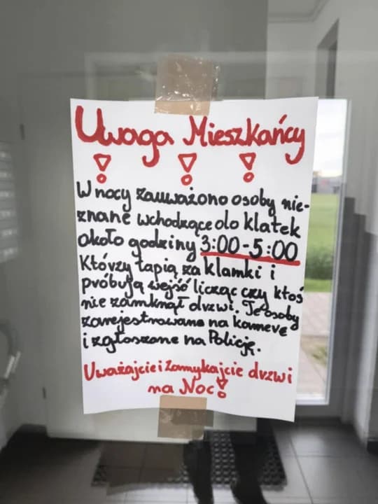 Łapała za klamki drzwi wejściowych na osiedlu w centrum Jarocina — zdjęcie 6 z 7