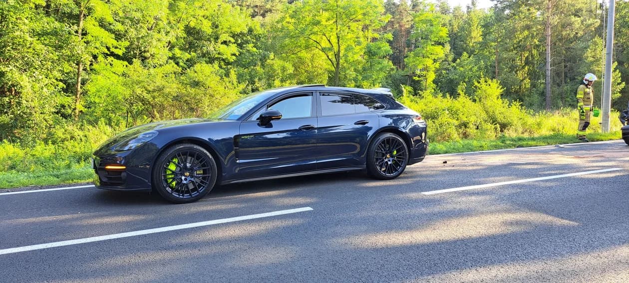 Zderzenie seata ibizy z porsche na drodze wojewódzkiej 443 w Bachorzewie — zdjęcie 3 z 10