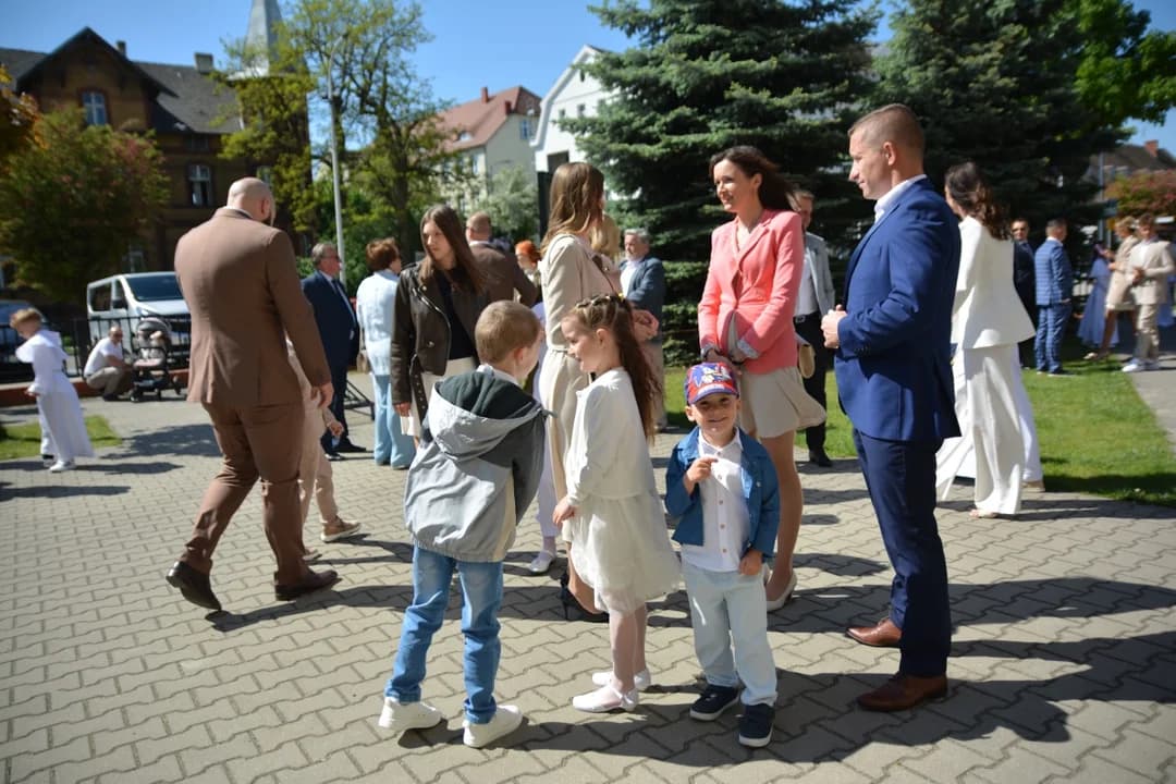 Pierwsza Komunia Święta w parafii Chrystusa Króla w Jarocinie. Zobacz zdjęcia — zdjęcie 3 z 96