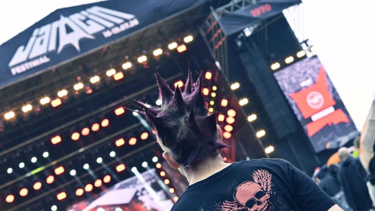 Tak bawiliście w błocie i deszczu podczas pierwszego dnia Jarocin Festiwal 2026