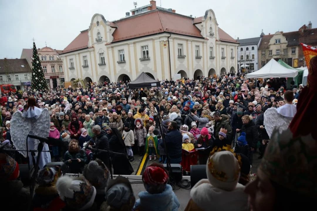 14. Jarocińskie Kolędowanie z Orszakiem Trzech Króli. Najwięcej było przedszkolaków  [ZDJĘCIA]