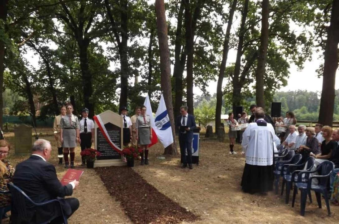 Na cmentarzu w Boguszynku uroczyście odsłonięto pamiątkową tablicę