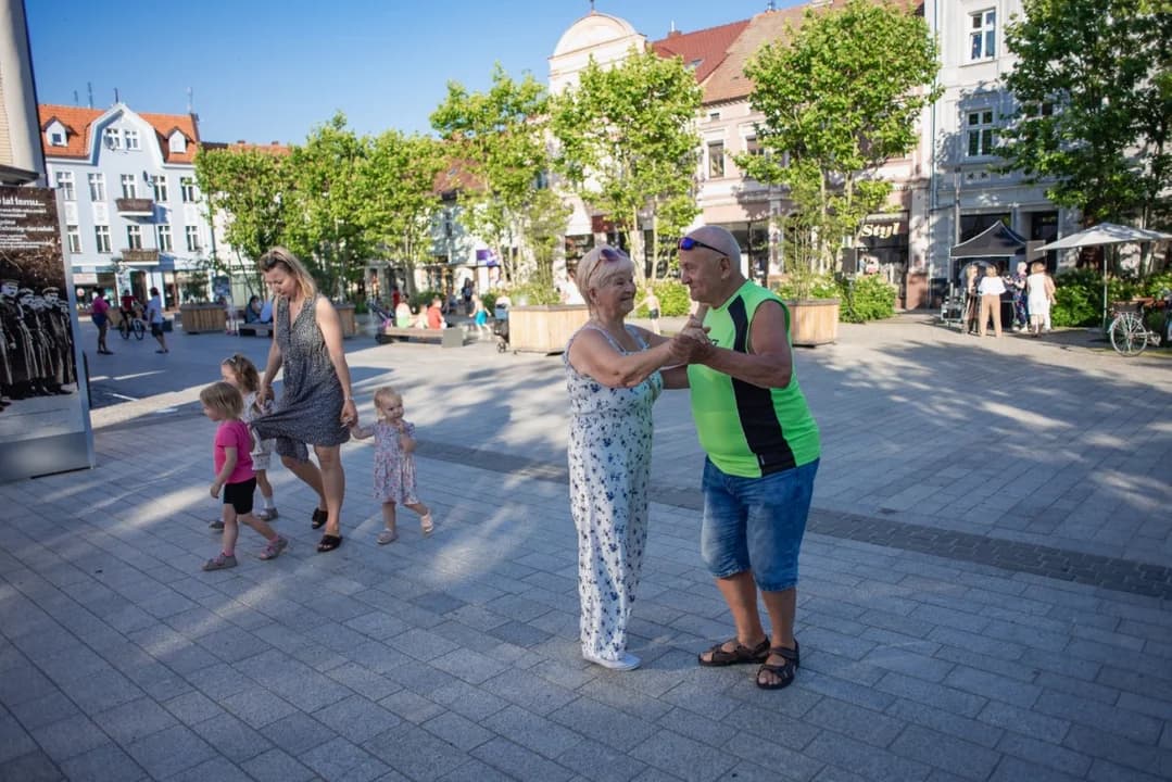Bawili się na rynku w Jarocinie. Za nami pierwsza letnia potańcówka [ZDJĘCIA] — zdjęcie 6 z 48
