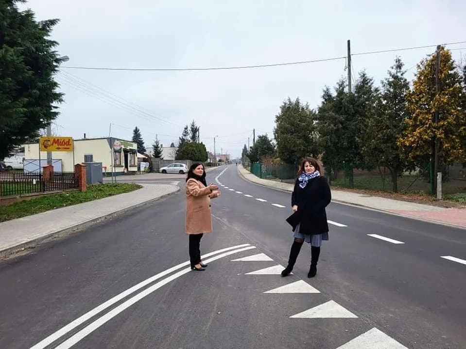 Powiatowe władze sprawdzają jakość prac na przebudowanej drogi Żerków - Raszewy - Komorze [ZDJECIA]