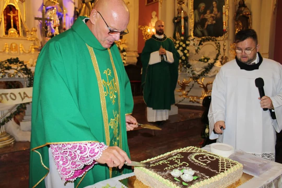 Ksiądz prałat Dariusz Matusiak kroił tort w kościele. Słodka niespodzianka na 25-lecie posługi w Jarocinie