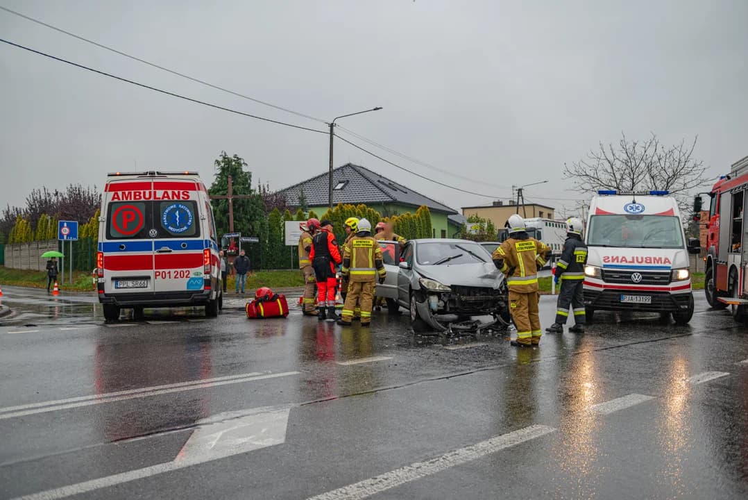 Do groźnie wyglądającego zdarzenia doszło w niedzielne popołudnie (2 listopada) w Kotlinie. Na drodze krajowej zderzyły się dwa auta osobowe. Dwie kobiety przetransportowano do szpitala.